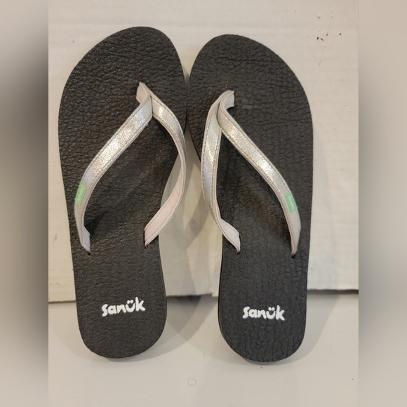 NEW‎ - SANUK METALLIC SILVER FLIP FLOPS SANDALS  (sz 5) - Picture 1 of 2